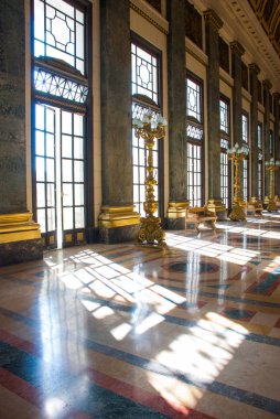 Capitolio Nacional, El Capitolio. Lambaları aydınlatma ile binanın iç, büyük pencerelerden ışık geliyor. Havana. Küba