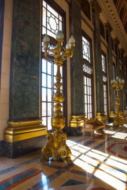 Capitolio Nacional, El Capitolio. Lambaları aydınlatma ile binanın iç, büyük pencerelerden ışık geliyor. Havana. Küba