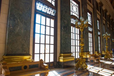 Capitolio Nacional, El Capitolio. Lambaları aydınlatma ile binanın iç, büyük pencerelerden ışık geliyor. Havana. Küba
