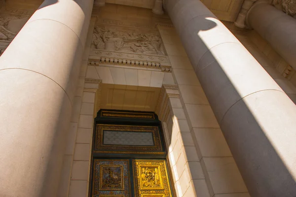 Capitolio Nacional, El Capitolio. Bas-reliefs ve sütunlar büyük altın kapı. Havana. Küba