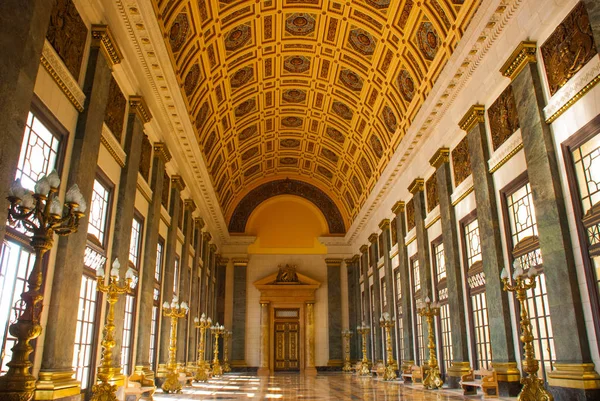 Capitolio Nacional, El Capitolio. Lambaları aydınlatma ile binanın iç, büyük pencerelerden ışık geliyor. Havana. Küba