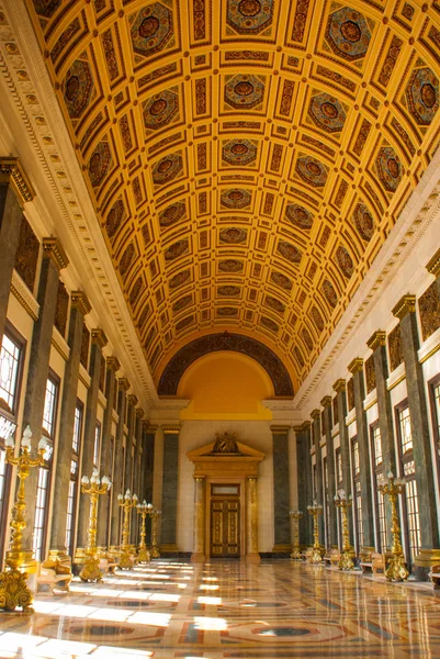 Capitolio Nacional, El Capitolio. El interior del edificio con lámparas de iluminación, la luz proviene de enormes ventanas. La Habana. Cuba — Foto de Stock