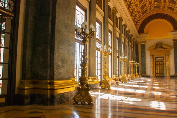 Capitolio Nacional, El Capitolio. Интерьер здания со светильниками, свет исходит от огромных окон. Гавана. Куба — стоковое фото