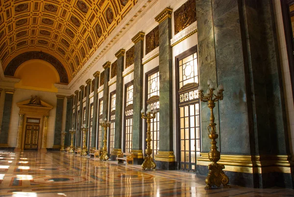 Capitolio Nacional, El Capitolio. El interior del edificio con lámparas de iluminación, la luz proviene de enormes ventanas. La Habana. Cuba — Foto de Stock