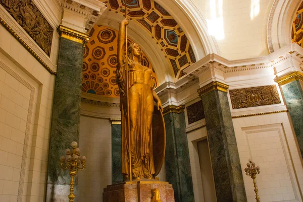Capitolio Nacional, El Capitolio. El interior del edificio.Estatua de bronce de 11 metros de una mujer, la diosa de la Justicia con un pico y un escudo en las manos. La Habana. Cuba — Foto de Stock