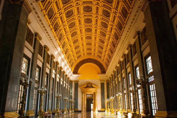 Capitolio Nacional, El Capitolio. Lambaları aydınlatma ile binanın iç, büyük pencerelerden ışık geliyor. Havana. Küba