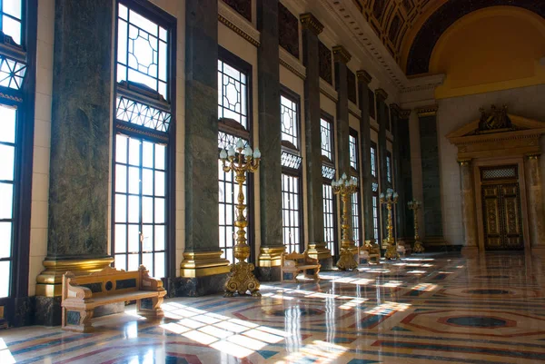 Capitolio Nacional, El Capitolio. El interior del edificio con lámparas de iluminación, la luz proviene de enormes ventanas. La Habana. Cuba — Foto de Stock