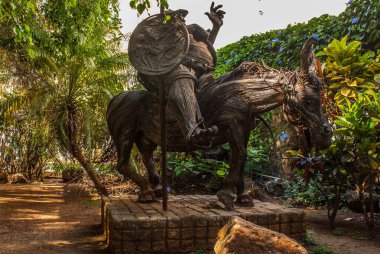 Anıt Sancho Panza yeşil arka planda, Havana, Küba
