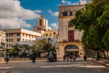 Meydanı ve turistler Eski Havana, Küba'nın bölgede.