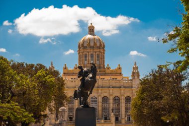 Jose Marti Anıtı önünde eski Başkanlık Sarayı Müzesi devrim şu anda konut. Havana, Küba
