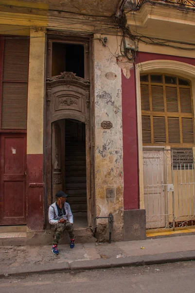 Escena callejera con coches antiguos clásicos y edificios coloridos tradicionales en el centro de La Habana. Cuba —  Fotos de Stock