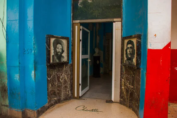 ハウス博物館、チェ ・ ゲバラ、フィデル ・ カストロの肖像画への入り口。ハバナ。キューバ — ストック写真