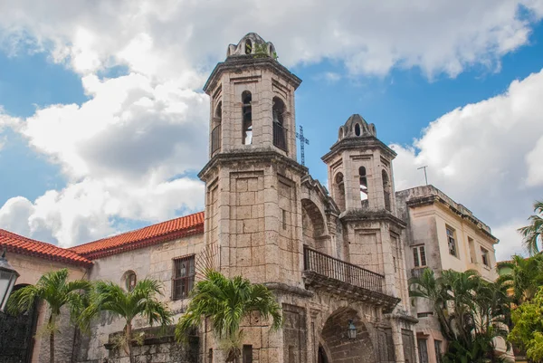 Catedral Católica no fundo do céu com nuvens. Havana. Cuba — Fotografia de Stock