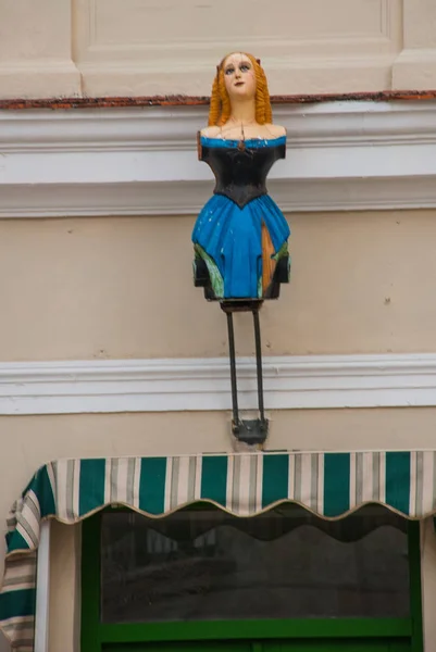 Standbeeld van een meisje zonder benen in een blauwe jurk op de gevel van het gebouw op de voorgrond. Havana, Cuba — Stockfoto