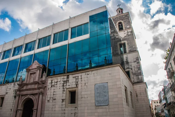 Edificio inusual de vidrio y combinado con arquitectura antigua. La Habana, Cuba . — Foto de Stock