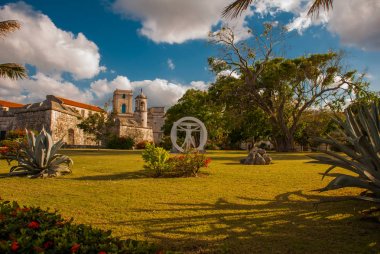 Park girişinin önünde. Leonardo da Vinci daire ve kare heykel. Castillo de la gerçek Fuerza, kale Castle kraliyet gücünün. Havana, Küba.