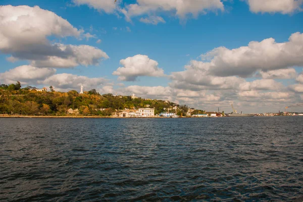 Standbeeld van Jezus Christus op een heuvel met uitzicht op de haven en de baai van Havana. Cuba. — Stockfoto