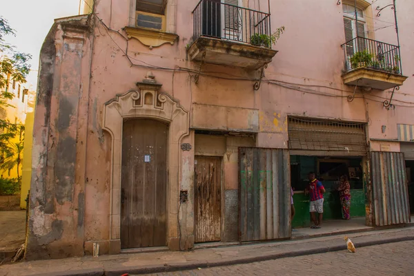 Cena de rua com edifícios tradicionais coloridos no centro de Havana. Cuba — Fotografia de Stock