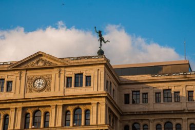 Lonja del Comercio bina, Menkul Kıymetler Borsası, şimdi yabancı şirketlerin ofisleri. Merkür, ticaret Tanrı heykeli ile tepesinde. Plaza de San Francisco, Havana. Küba