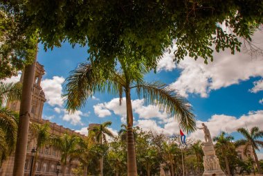 Jose Marti, Cienfuegos ve Küba bayrağı, Küba heykeli. Havana.