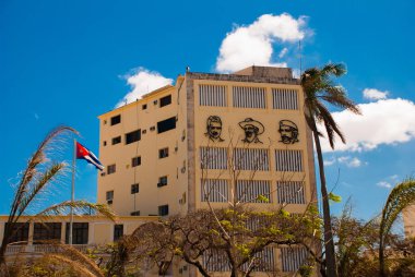 Üç portre çoğu binanın duvarında: Che Guevara, Fidel Castro. Küba bayrağı geliştirmektedir. Küba. Havana