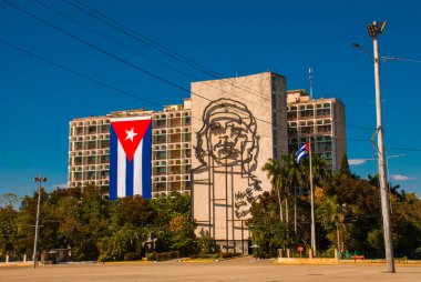 Plaza de la Revoluciön, İçişleri Bakanlığı'nın üzerinde Che Guevara'nın dev heykel. Havana, Küba'nın Vedado bölgesinde devrim Meydanı