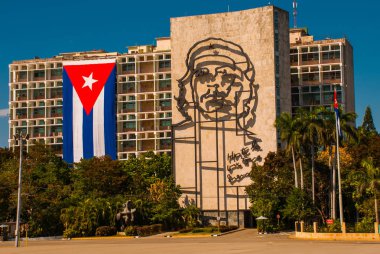 Plaza de la Revoluciön, İçişleri Bakanlığı'nın üzerinde Che Guevara'nın dev heykel. Havana, Küba'nın Vedado bölgesinde devrim Meydanı