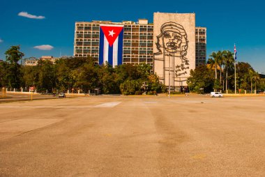 Plaza de la Revoluciön, İçişleri Bakanlığı'nın üzerinde Che Guevara'nın dev heykel. Havana, Küba'nın Vedado bölgesinde devrim Meydanı