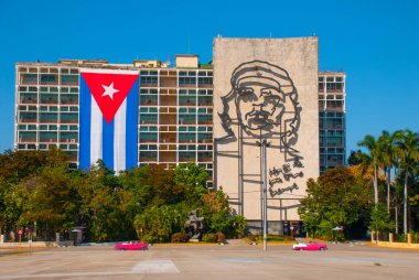 Plaza de la Revoluciön, İçişleri Bakanlığı'nın üzerinde Che Guevara'nın dev heykel. Havana, Küba'nın Vedado bölgesinde devrim Meydanı