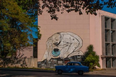 Duvardaki çizim ev, sıradışı grafiti: adam ile dolu dünya elinde eğildi. Havana. Küba