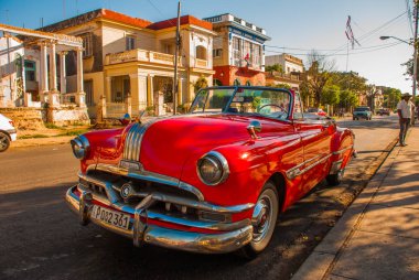 Retro vintage kırmızı araba evin önüne park etmiş. Havana. Küba