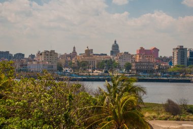 Şehir ve Bay uzaktan manzara. Havana. Küba