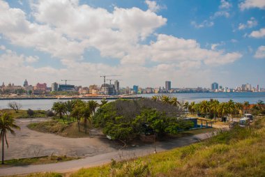 Şehir ve Bay uzaktan manzara. Havana. Küba