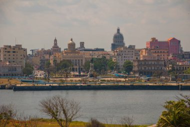 Şehir ve Bay uzaktan manzara. Havana. Küba
