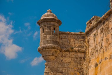 Castillo Del Morro. Mavi gökyüzü arka plan ile bulutlar üzerinde eski kale. Küba. Havana.