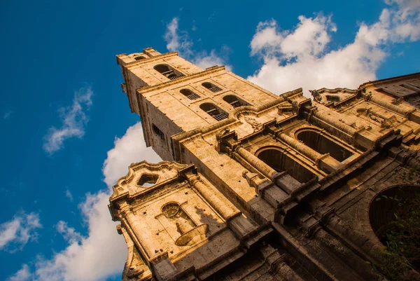 Basílica Menor de San Francisco de Asis. Catedral de San Francisco. Vista de la Iglesia desde abajo hacia arriba contra el cielo azul. La Habana. Cuba — Foto de Stock
