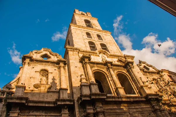 Basílica Menor de San Francisco de Asis. Catedral de San Francisco. Vista de la Iglesia desde abajo hacia arriba contra el cielo azul. La Habana. Cuba —  Fotos de Stock