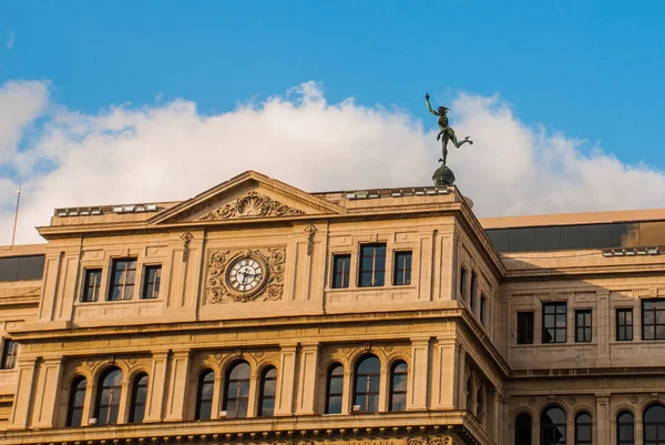 Az épület Lonja del Comercio, tőzsde, most külföldi vállalatok irodáiban. Tetején a higany, a kereskedelmi Isten szobra. Plaza de San Francisco, Havanna. Kuba — Stock Fotó