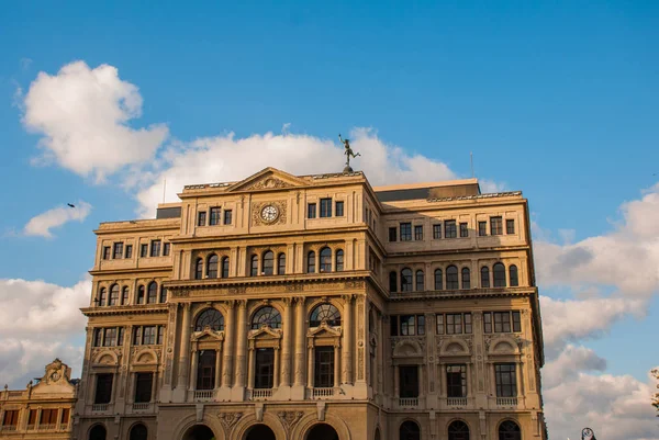 O edifício de Lonja del Comercio, bolsa de valores, agora os escritórios de empresas estrangeiras. Coberto com uma estátua de mercúrio, o Deus do Comércio. Plaza de San Francisco, Havana. Cuba — Fotografia de Stock