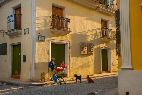 Escena callejera con edificios tradicionales de colores en el centro de La Habana. Cuba — Foto de Stock