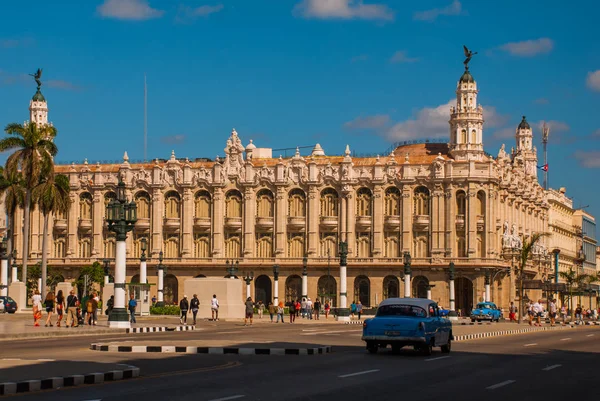 The Great Theater of Havana on a beautiful sunny day. Cuba — Stock Photo, Image