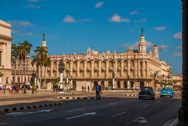 The Great Theater of Havana on a beautiful sunny day. Cuba — Stock Photo, Image