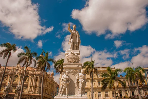 Standbeeld van Jose Martion de achtergrond van de bomen en gebouwen. Cuba. Havana — Stockfoto