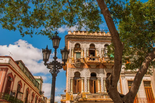 Edificio clásico y el centro de linternas. Cuba. La Habana . — Foto de Stock