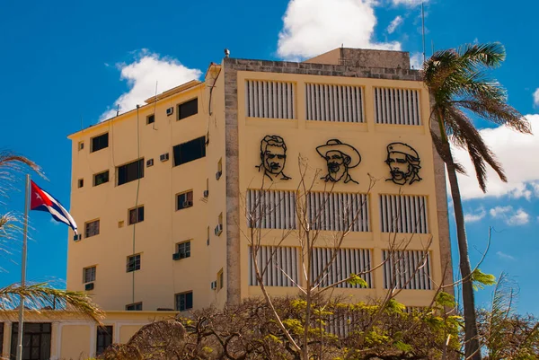 Tres retratos están en la pared del edificio: Che Guevara, Fidel Castro. La bandera cubana se está desarrollando. Cuba. La Habana — Foto de Stock