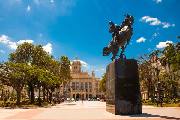 Jose Marti monument in front of the former Presidential Palace, currently housing Museum of the Revolution. HAVANA, CUBA — Stock Photo, Image