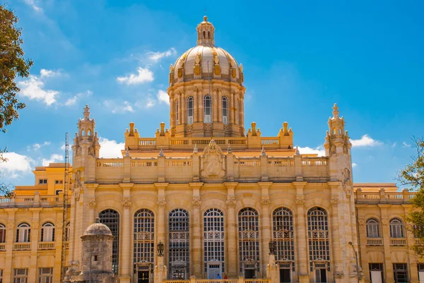 Presidential Palace, currently housing Museum of the Revolution. HAVANA, CUBA — Stock Photo, Image