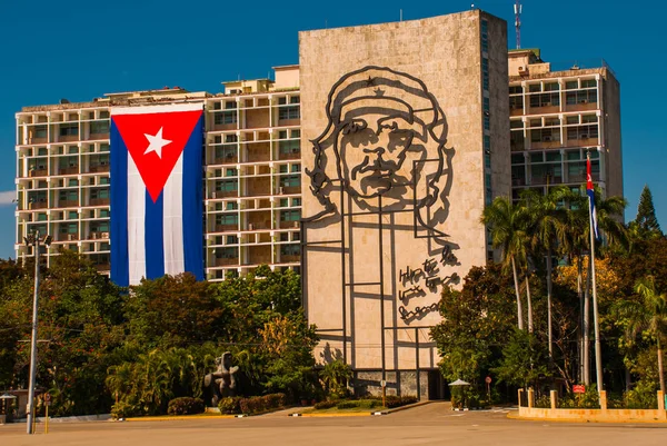 Plaza de la Revoluciön, İçişleri Bakanlığı'nın üzerinde Che Guevara'nın dev heykel. Havana, Küba'nın Vedado bölgesinde devrim Meydanı — Stok fotoğraf