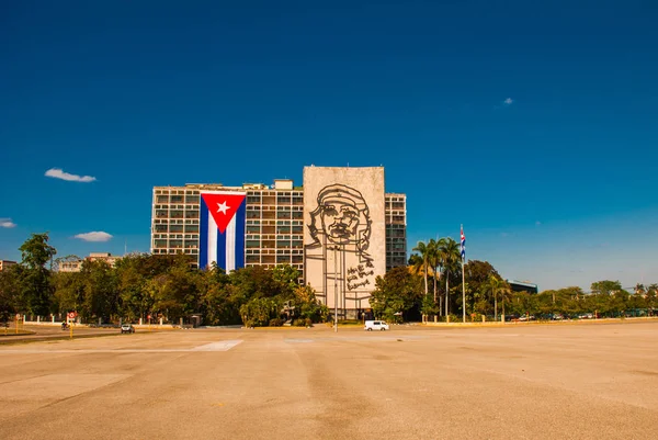 Escultura gigante del Che Guevara en fachada del Ministerio del Interior en la Plaza de la Revolución. Plaza de la Revolución en el distrito del Vedado de La Habana, Cuba — Foto de Stock