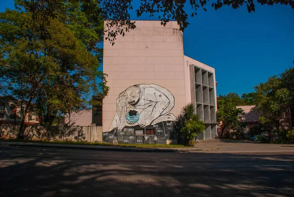 Graffitis inhabituels sur la maison, dessinant sur le mur : L'homme s'est penché avec le globe mordu dans sa main. La Havane. Cuba — Photo